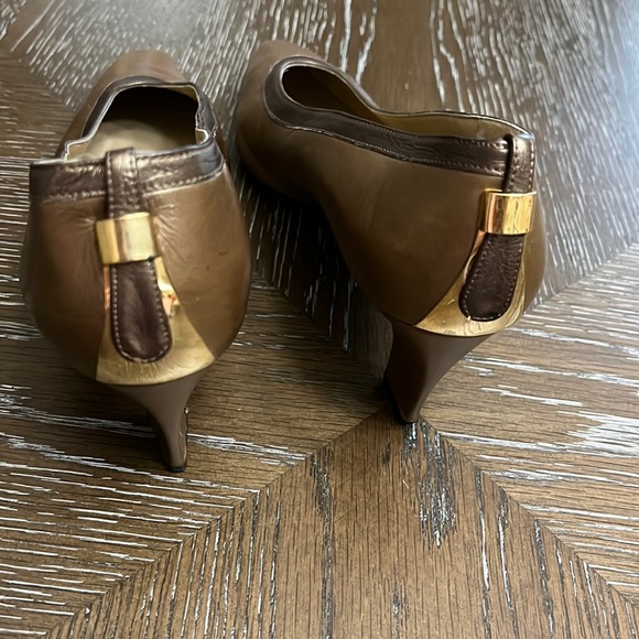 Vintage Stuart Weitzman metallic brown with bronze rounded toe heel/pump 2.75” - Picture 9 of 17